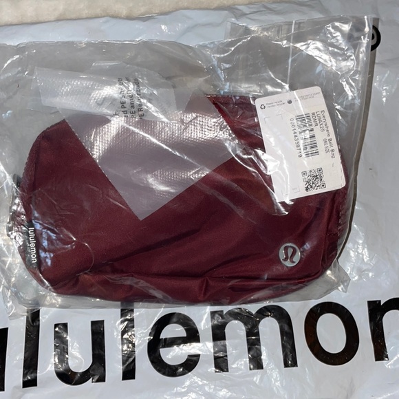NWT Lululemon Everywhere Belt Bag Wine - Picture 2 of 9